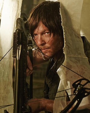 Daryl's on the Prowl in New WALKING DEAD Season 5 Photo 