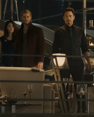 New AVENGERS: AGE OF ULTRON Team Photo and Promo Art