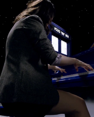Pianist Plays DOCTOR WHO Theme Song After Walking Out of The TARDIS