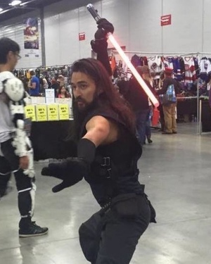 STAR WARS Sith Cosplayer Shows Off His Lightsaber Force Throw