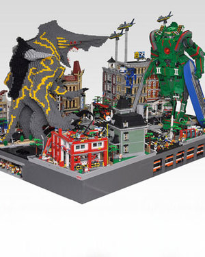 PACIFIC RIM Kaiju and Jaeger Battle Recreated in LEGO