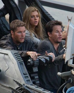 TRANSFORMERS 4 Set Photos - Alien Gunship with Walhberg, Peltz, and Reynor