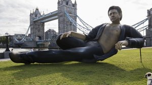 A 25-Foot Statue of Sexy Jeff Goldblum From JURASSIC PARK Has Been Erected in London