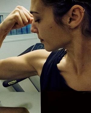 Gal Gadot Shows Off Her Wonder Woman Muscles