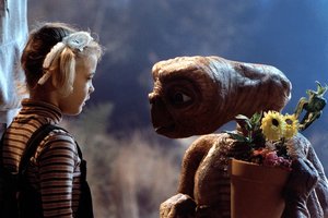 Henry Thomas and Drew Barrymore Remember Their Experiences With the Animatronic E.T. On Set