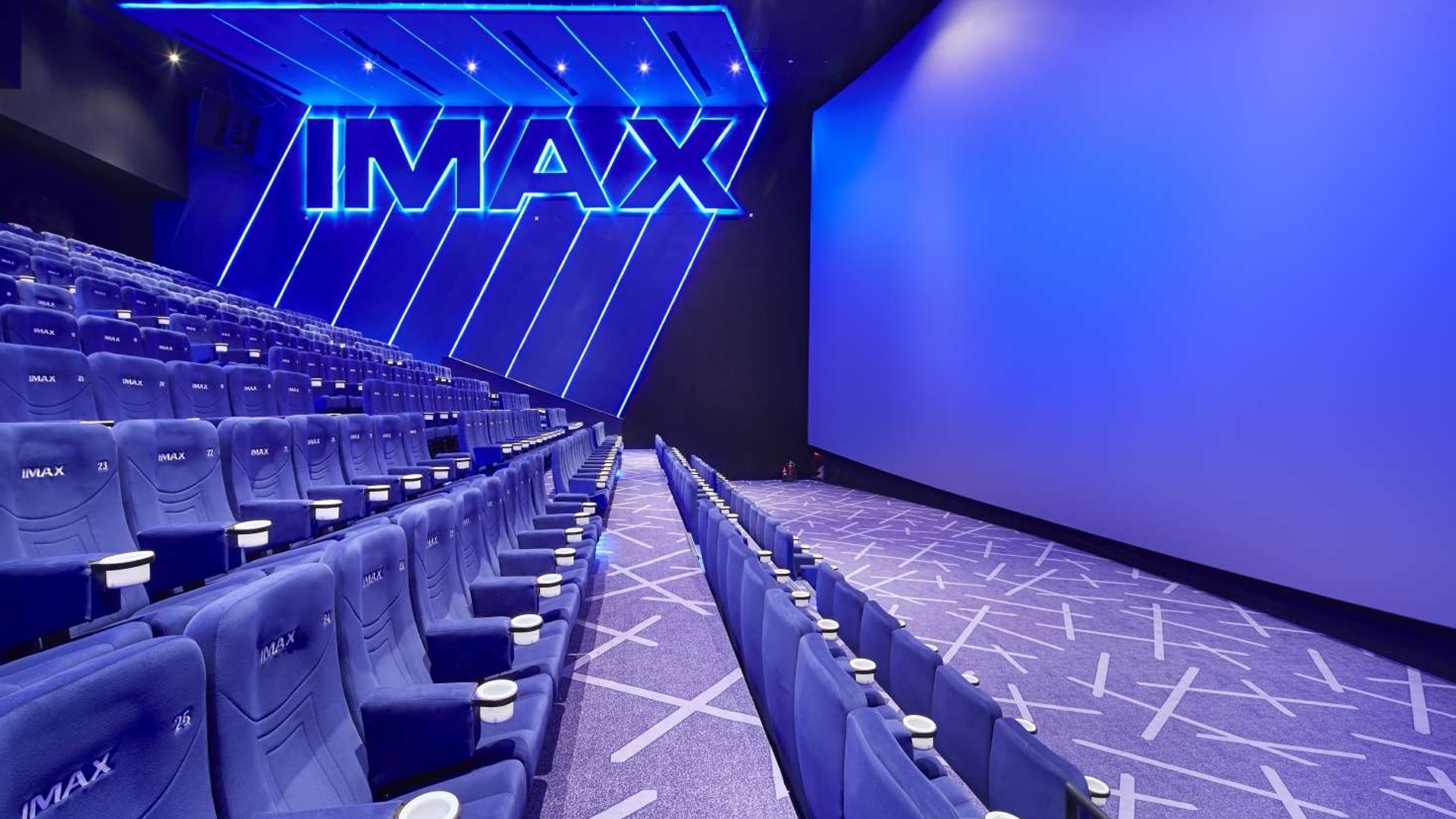 Кинотеатр с самым большим экраном. Кинотеатры аймакс 3д в Москве. IMAX зал в кинотеатре. IMAX экран. Экран в IMAX кинотеатре.