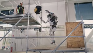 Incredible Video of Boston Dynamics Atlas Humanoid Robot Helping Construction Worker