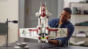 LEGO Reveals New and Massive STAR WARS Republic Gunship Set