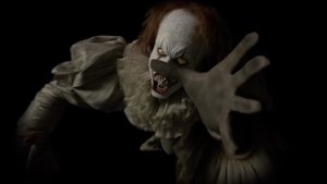 New Set Photo From IT: CHAPTER 2 Features Pennywise The Clown Being Playfully Creepy 