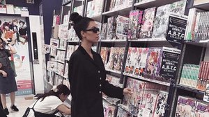 One Of Us: Kim Kardashian Spotted Looking At Manga