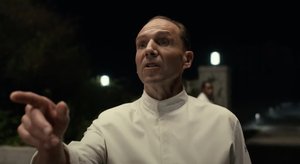 Ralph Fiennes Gives His Victims a Head Start in Clip From the Culinary Horror Film THE MENU