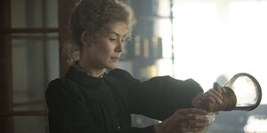 Rosamund Pike Changes the World as Marie Curie in Trailer for RADIOACTIVE