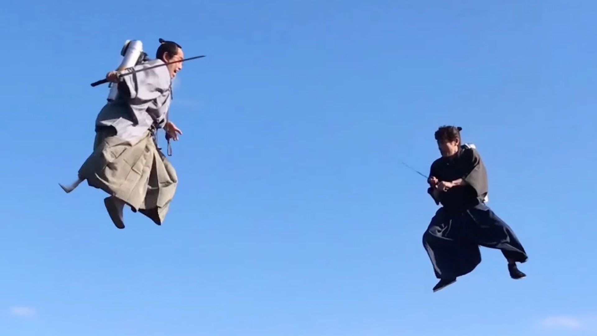 На китайском полетит. Самурай. Летающий меч. Китайцы летают на мечах. Прыжок самурая.